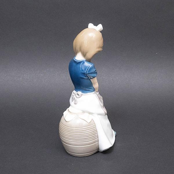 NAO フィギュリン エプロンに手を入れた女の子 | NAO | 02