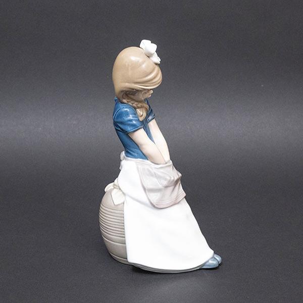 NAO フィギュリン エプロンに手を入れた女の子 | NAO | 03