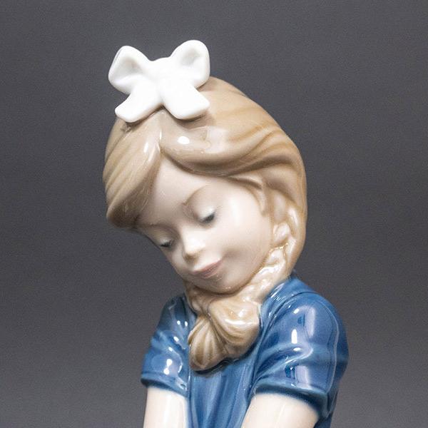 NAO フィギュリン エプロンに手を入れた女の子 | NAO | 04