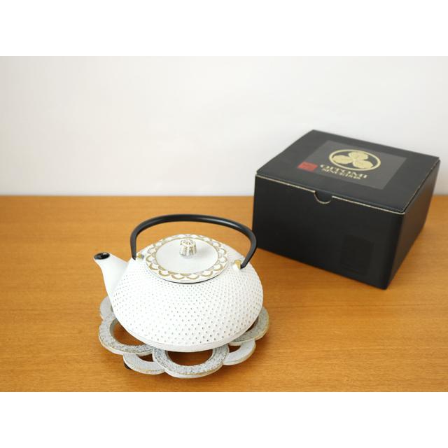 南部宝生堂 南部鉄器 令和あられ急須 鍋敷きセット :kt02-850:雑貨のお店セレクト・ペンギン - 通販 - Yahoo!ショッピング 南部宝生堂 南部鉄器 令和あられ急須 鍋敷きセット :kt02-850:雑貨のお店セレクト・ペンギン - 通販 - Yahoo!ショッピング