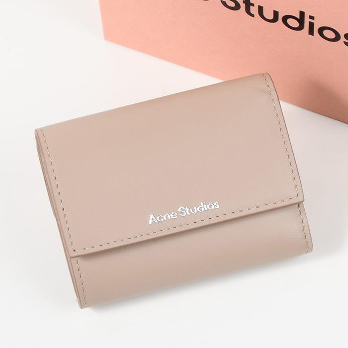 ☆韓国の人気【Acne Studios】☆ロゴ 3つ折り レザーウォレッ☆ 国内即発】ACNE STUDIOS ロゴ3つ折りレザーウォレット 財布・小物