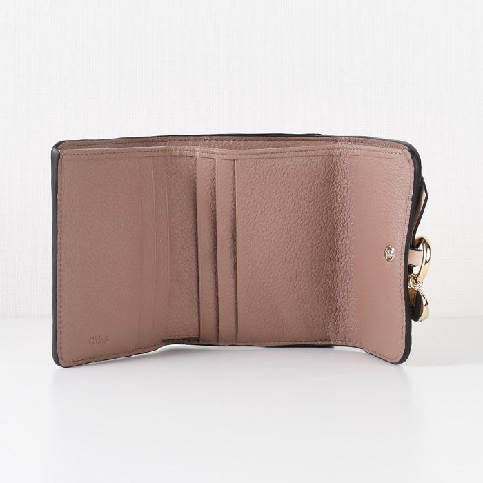 クロエ 三つ折り財布 アルファベット レザー Cチャーム ピンクベージュ系 Chloe（クロエ） 財布 ウォレット アルファベット スモール3つ折り財布