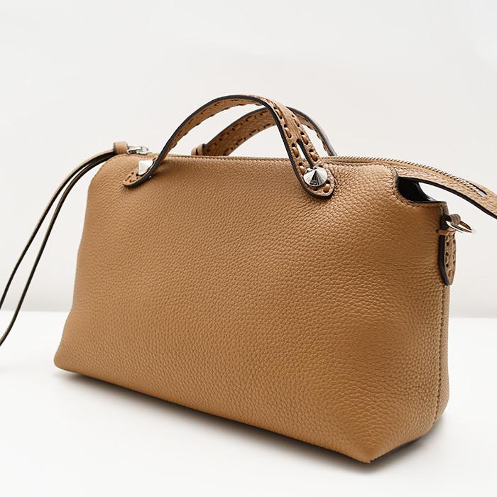 【月末セール！】FENDI ショルダーバッグ ブラウン/ベージュ FENDI バゲット ショルダーバッグ | ニュートラル | FARFETCH JP