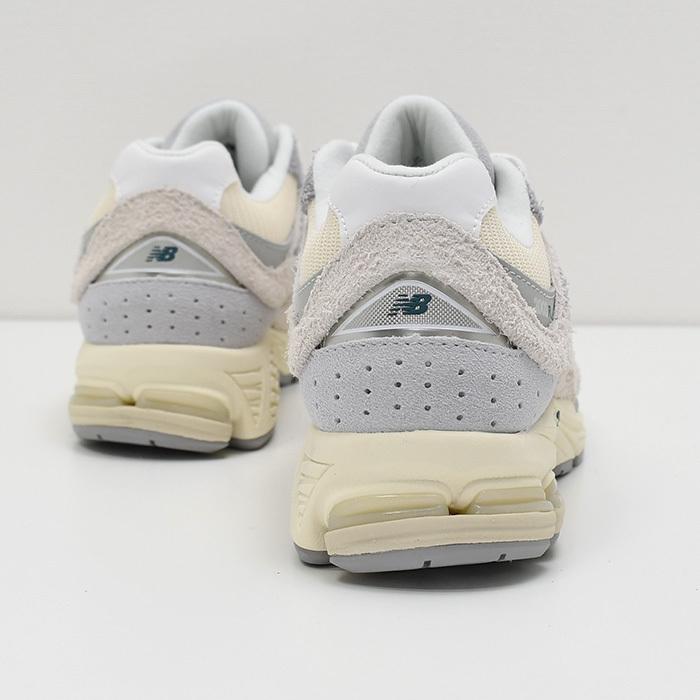 New Balance（ニューバランス） スニーカー 靴 M2002R レディース オフ
