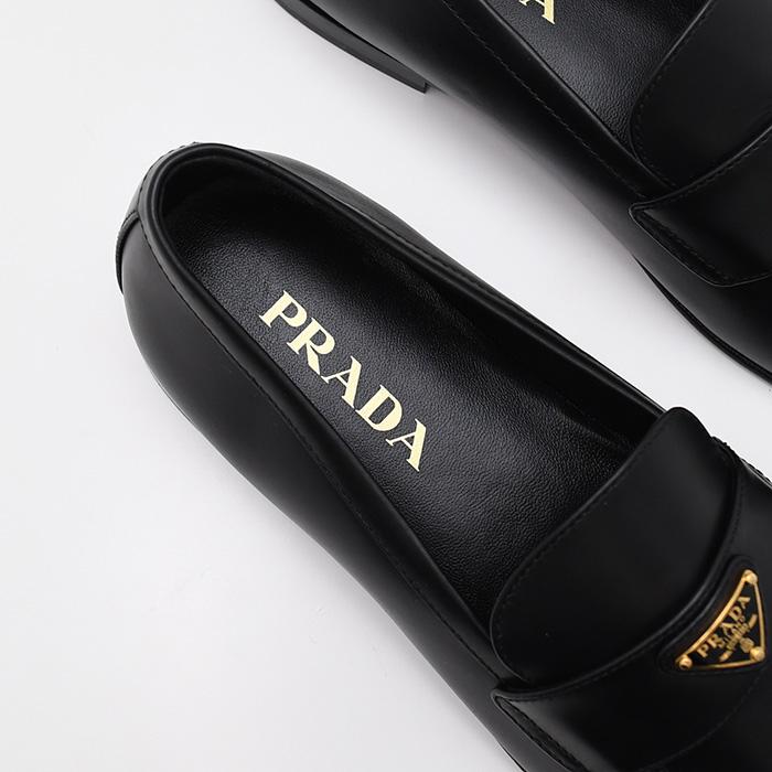 PRADA（プラダ） シューズ トライアングルロゴ レザーローファー