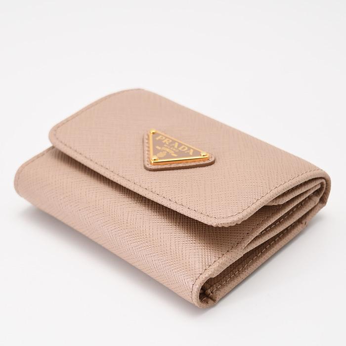 PRADA ピンクベージュ ソフトレザー　金ロゴ　三つ折り財布　ウォレット PRADA プラダ VITELLO MOVE 型押しレザー コンパクト財布