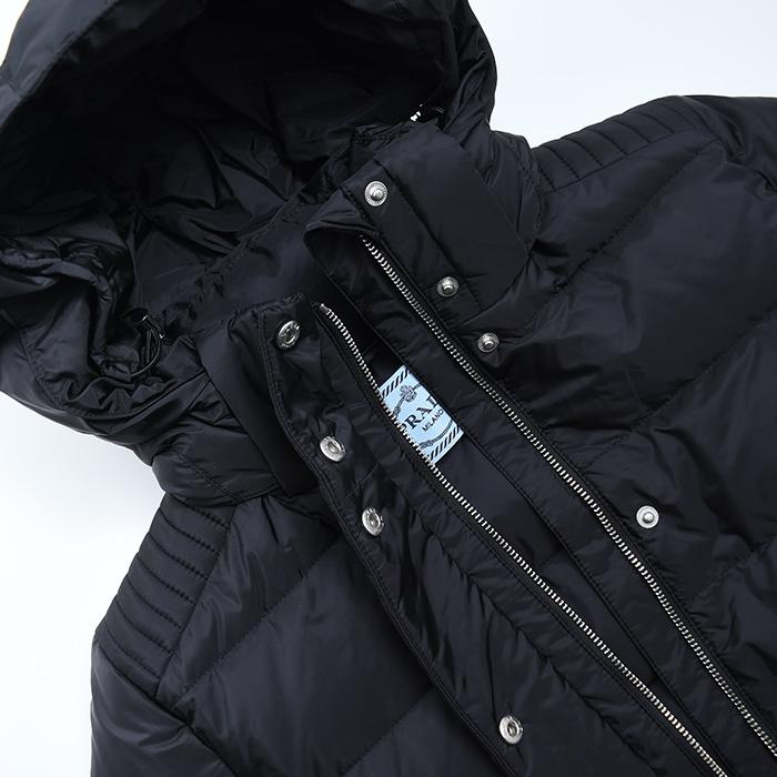 PRADA レッド ダウンジャケット フード付き PRADA（ジャケット/アウター ・ レッド/赤色系）のフリマ