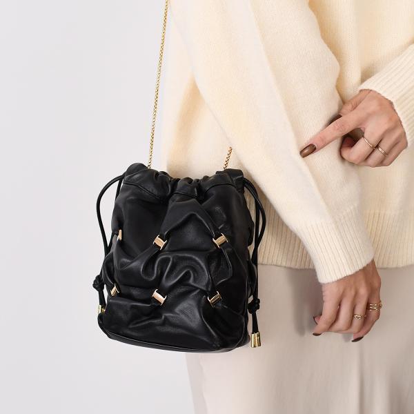 【極美品】フェラガモ ヴァラ チェーンリュック 巾着 黒×ゴールド金具 FERRAGAMO（フェラガモ） バッグ ヴァラ・ミニバッグ VARA MINI BAG