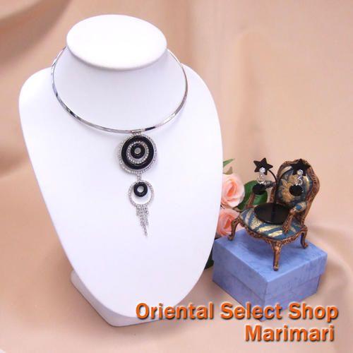 ちょっと改まった席にブラックオニキスサークルモチーフシルバーチョーカー＆ピアスセット簡単装着のオメガチョーカータイプ