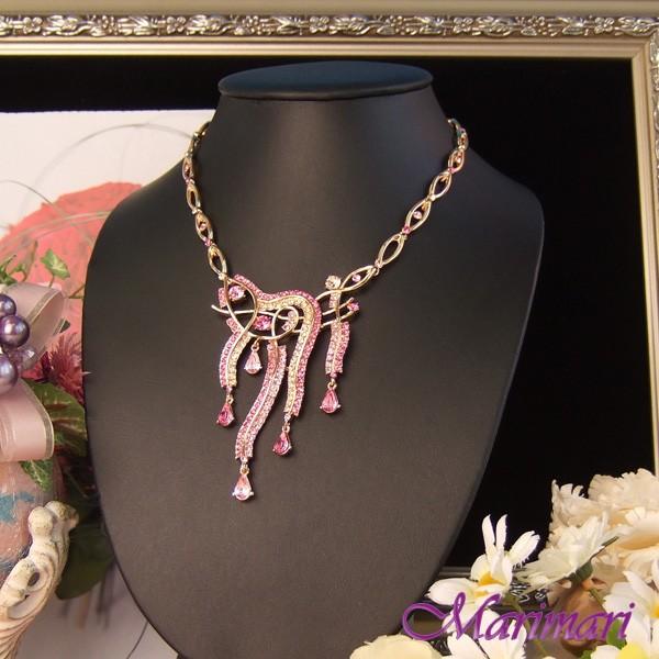 波打つ ゴージャスなネックレス　ティアドロップが揺れる　マゼンダ色スワロ　お揃いになるピアスがあるネックレス　ゴールド色台　EEE ◆