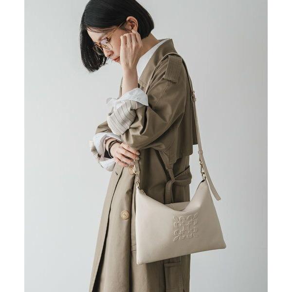 russet / ラシット エンボスモノグラムショルダーバッグの画像