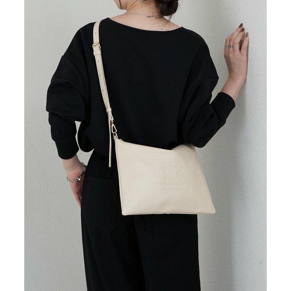 russet / ラシット エンボスモノグラムショルダーバッグの画像
