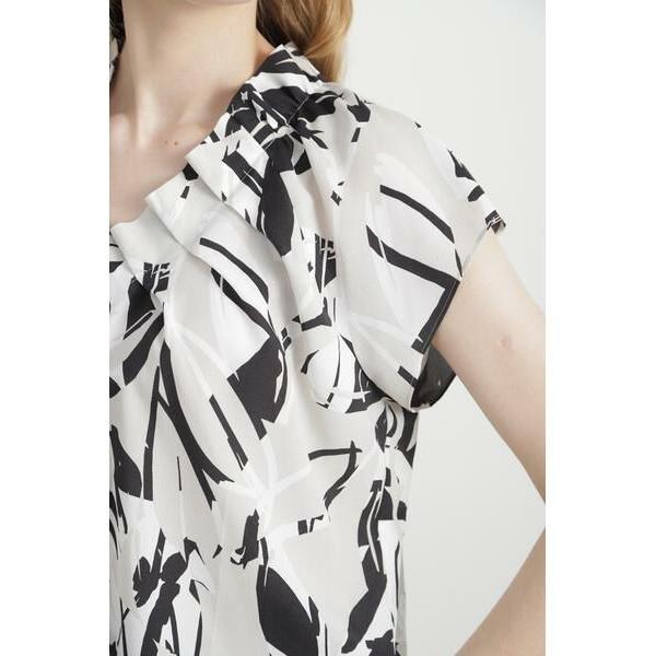 ピンキー&ダイアン 2024 ティアードリーフプリントギャザーネックブラウス