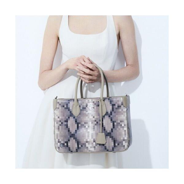 Accesoires De Mademoiselle / アクセソワ・ドゥ・マドモワゼル スネーク型押し/Dカン付トート32cm　SAND/SHIRACHA | A.D.M.J