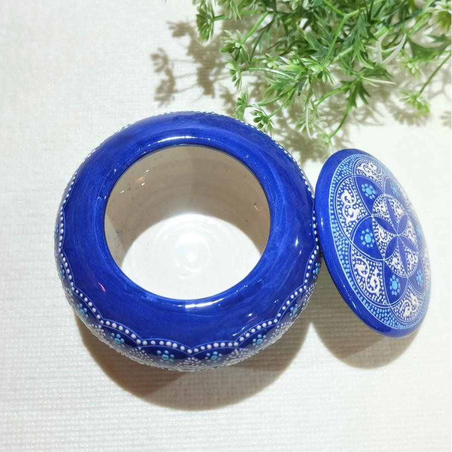 陶器製楕円形菓子入れ 白と青の花柄 陶器製楕円形菓子入れ 白と青の花柄 陶器製楕円形