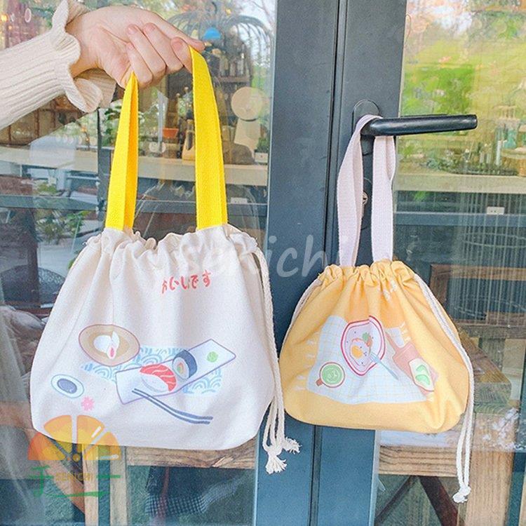 巾着ランチバッグ 巾着型 お弁当袋 持ち手付き巾着袋 おしゃれ お弁当巾着 撥水 汚れに強い 大容量 ズック収納袋 ランチ雑貨 遠足 学校 オフィス プレゼント 4色 Dora0918 Bag964 千一 通販 Yahoo ショッピング