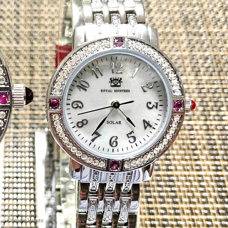 ROYAL MONTRES ルビー天然石 ソーラー腕時計 RM-0015-SVRL レディース 宝石鑑別書付 日常防水 白蝶貝文字盤 クリスタル48石 ロイヤルモントレスの画像