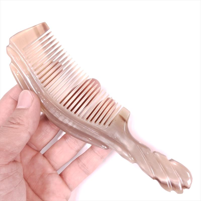 Y-148 高級　希少　極上品　天然白水牛角　手彫り　蓮と鯉　櫛　くし Y-148 高級 希少 極上品 天然白水牛角 手彫り 蓮と鯉 櫛 くし