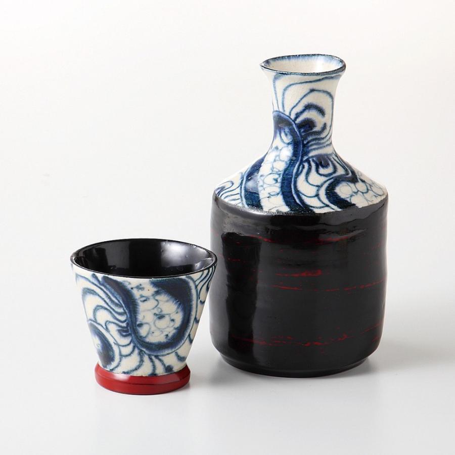 酒器セット 漆陶そう吉　酒器セット　渦絞曙（黒） [ 品：徳利 x 1 / R7.8 x 12cm 250cc 盃 x 1 / R6.3 x 5.6cm 70cc 箱：14.5 x 12 x 11cm ]