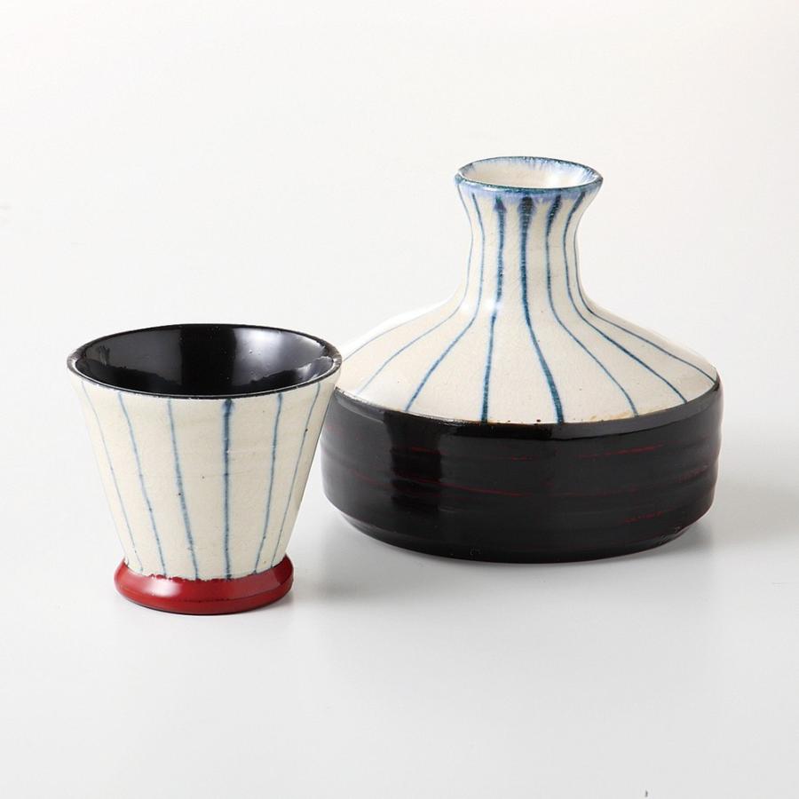 酒器セット 漆陶そう吉　平型酒器セット　十草曙（黒） [ 品：徳利 x 1 / R9.8 x 8.6cm 210cc 盃 x 1 / R6.3 x 5.5cm 70cc 箱：14.5 x 12 x 11cm ]