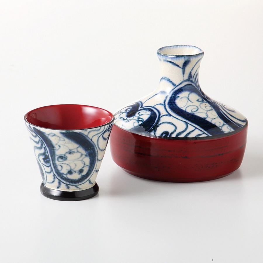 酒器セット 漆陶そう吉　平型酒器セット　渦絞根来（赤） [ 品：徳利 x 1 / R9.8 x 8.6cm 210cc 盃 x 1 / R6.3 x 5.5cm 70cc 箱：14.5 x 12 x 11cm ]