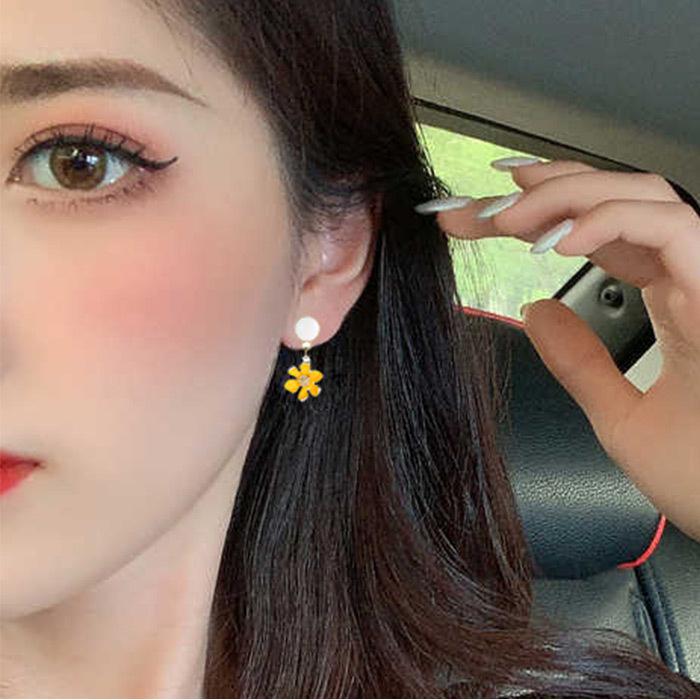 スタッド ピアス シンプル 小花 揺れる レディース デイジー 雛菊 春 