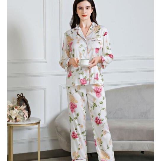 レディース エレガントな花柄服 シルクパジャマ 前開き お花の刺繍がキレイ仕上がり長袖 洗える 上下の2点セット[母の日] レディース エレガントな花柄服 シルクパジャマ 前開き お花の刺繍が