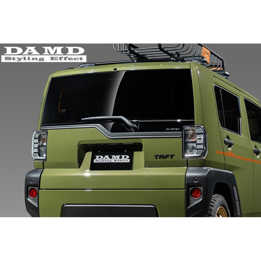 タフトラッキー リアゲートガーニッシュ ピアノブラック×マット