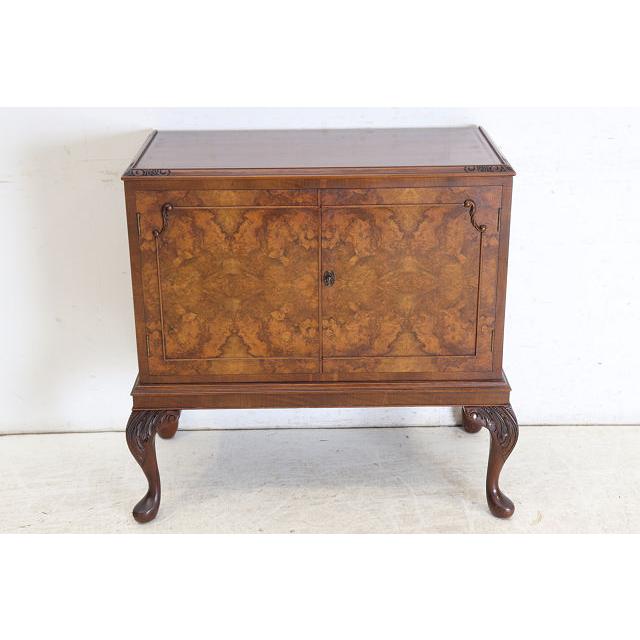 cb-9　1960年代イギリス製ヴィンテージ　ウォルナット　ビクトリアンスタイル　カクテルキャビネット　カップボード　食器棚　収納家具 |  | 01