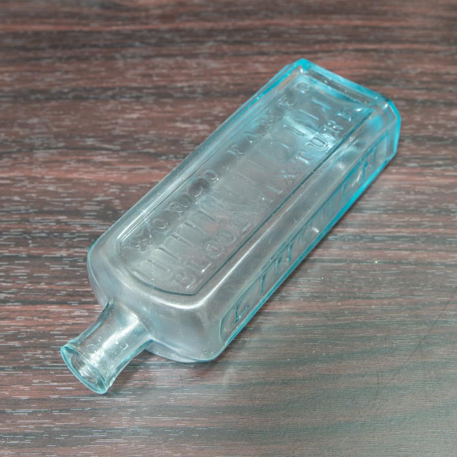 アンティーク エンボス文字入り ガラスボトル 高さ17.5cm 瓶 アンティーク エンボス文字入り ガラスボトル 高さ17.5cm 瓶
