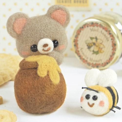 スターターキット付き はちみつポットを抱っこするくまさんとミツバチのマスコット 羊毛フェルトで作るぬいぐるみ 自由研究 Hm F441 496set 幸せデリバリー 通販 Yahoo ショッピング