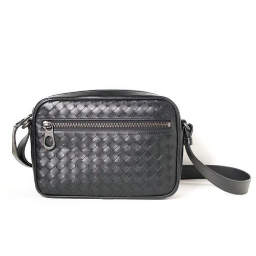 欲しいの 人気のメンズ ミニバッグ ボッテガイントレチャート Bottega Veneta ボッテガヴェネタ メンズ ショルダーバッグ 斜め掛け可 ブラック V4651 1000 イントレチャート 新品未使用 あすつく 送料無料 バッグ Smssvg Org