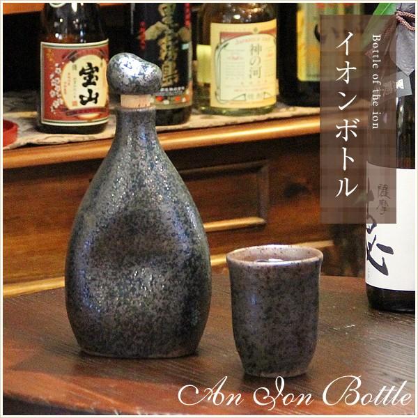 （価格交渉お受けします！）伝統の器　織部「マイナスイオンの焼酎セット」 信楽焼 マイナスボトル 緑色 焼酎、お水などが格段に美味しくなる保存