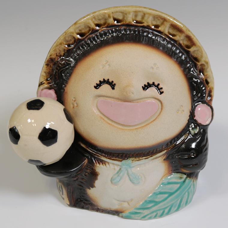 信楽焼 サッカーたぬき メス 置物 サッカーボール 狸 陶器 タヌキ