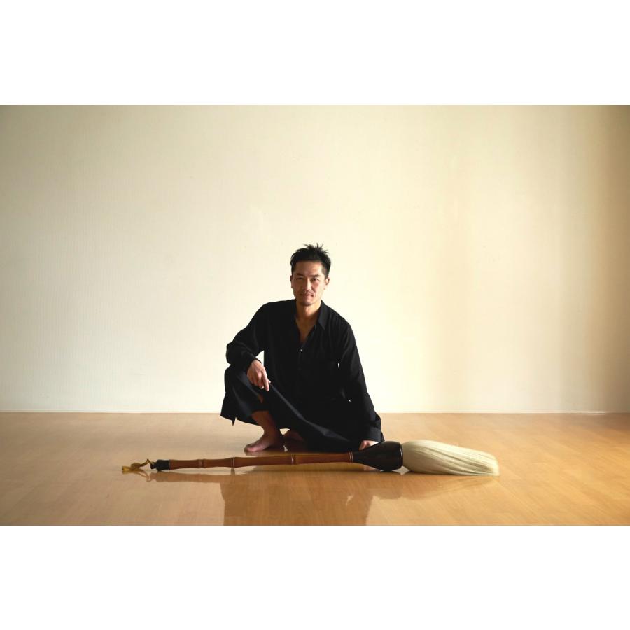 【新品 送料込み】 書家 雲海筆也 作品 「動」50.4×69.4cm 【ZYX2100586560】(75900円)