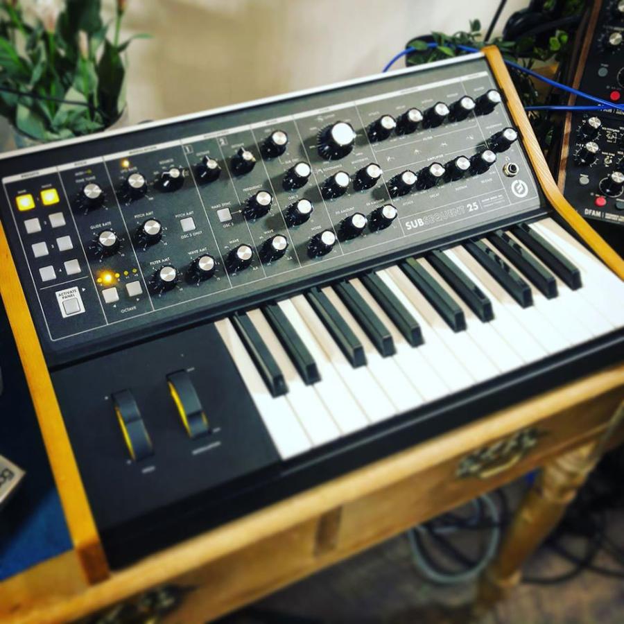 MOOG(シンセサイザー) moog モーグ Subsequent 25 パラ MOOG(シンセサイザー) moog モーグ Subsequent 25 パラ