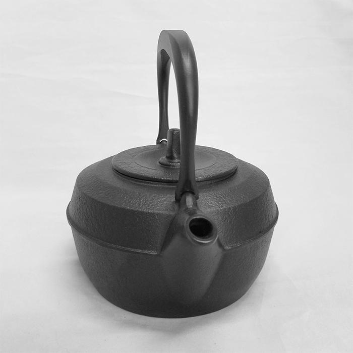 岩鋳（IWACHU） ＼ IH対応 ／ 南部鉄器 鉄瓶 ケトルバウム 黒焼付 1.1L