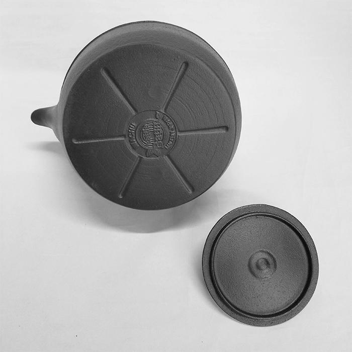 岩鋳（IWACHU） ＼ IH対応 ／ 南部鉄器 鉄瓶 ケトルバウム 黒焼付 1.1L