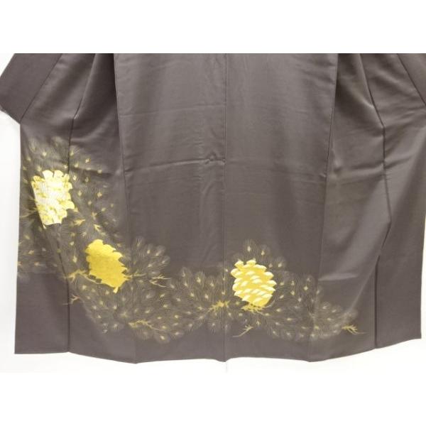 ys7739237; 金彩松ぼっくり模様刺繍一つ紋色留袖(重ね衿付き)【着】_2