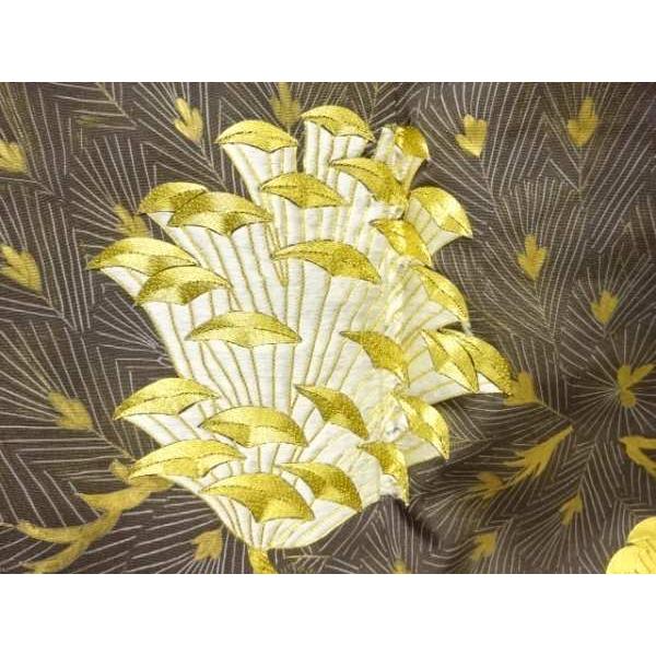 ys7739237; 金彩松ぼっくり模様刺繍一つ紋色留袖(重ね衿付き)【着】_3