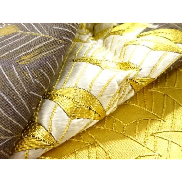 ys7739237; 金彩松ぼっくり模様刺繍一つ紋色留袖(重ね衿付き)【着】_8