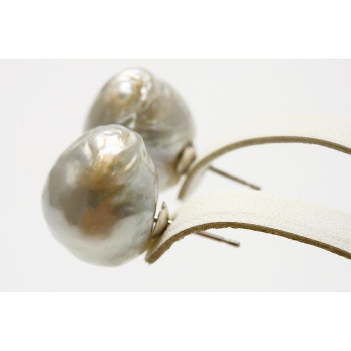 K14WG 天然南洋白蝶真珠 丸系ピアス 15.84/15.72mm - アクセサリー K14WG 天然南洋白蝶真珠 丸系ピアス 15.84/15.72mm - アクセサリー