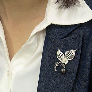 ブローチ 花 パール 真珠 タヒチ黒蝶真珠 グリーン系 直径10mm 白蝶貝 フラワー 花モチーフ シルバー 送料無料 フォーマル プレゼント ギフト 自分買い puの画像