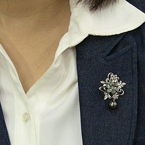 ブローチ 花 パール 真珠 ブローチ たひち黒蝶真珠 グリーン系 直径10mm 黒蝶貝 花モチーフ 送料無料 フォーマル プレゼント ギフト ご褒美 自分買い puの画像