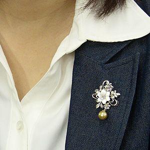 ブローチ 花 パール 真珠 ブローチ 南洋白蝶真珠 ゴールド系 直径10mm 白蝶貝 花モチーフ 送料無料 フォーマル プレゼント ギフト ご褒美 自分買い puの画像