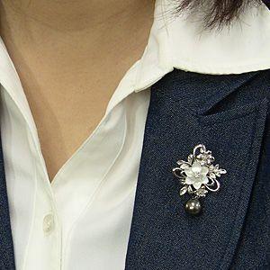 パールブローチ 花 パール 真珠 ブローチ たひち黒蝶真珠 グリーン系 直径10mm 白蝶貝 花モチーフ 送料無料 フォーマル プレゼント ギフト 自分買い puの画像