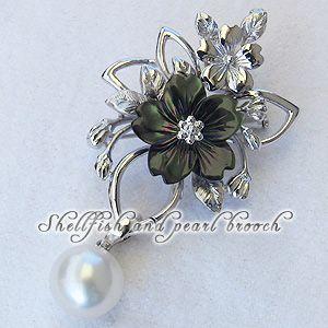 ブローチ 花 パール 真珠 ブローチ 南洋白蝶真珠 ホワイト系 直径10mm 黒蝶貝 花モチーフ 5WAYタイプ 送料無料 フォーマル プレゼント ギフト 自分買い puの画像