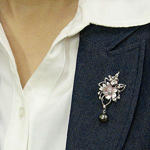 ブローチ 花 パール 真珠 ブローチ タヒチ黒蝶真珠 グリーン系 直径10mm ピンク貝 花モチーフ 5WAYタイプ 送料無料 フォーマル プレゼント ギフト puの画像