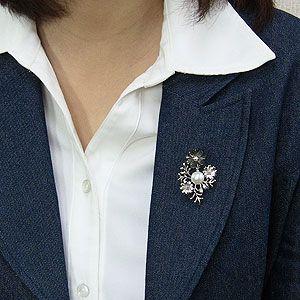 ブローチ 花 パール 真珠 ブローチ 南洋白蝶真珠 ホワイト系 直径10mm 黒蝶貝 花モチーフ 送料無料 フォーマル プレゼント ギフト ご褒美 自分買い puの画像