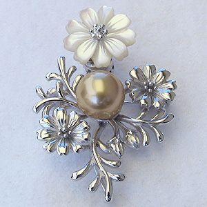 ブローチ 花 パール 真珠 ブローチ 南洋白蝶真珠 ゴールド系 直径10mm 白蝶貝 花モチーフ 送料無料 フォーマル プレゼント ギフト ご褒美 自分買い puの画像